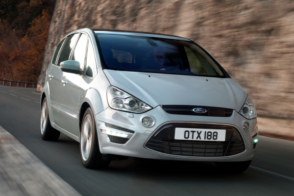 Dvacet speciálně vybavených vozů Ford S-Max testuje systémy budoucnosti. 