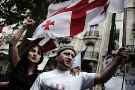 Gruzínci protestují před ruskou ambasádou v Tbilisi. 