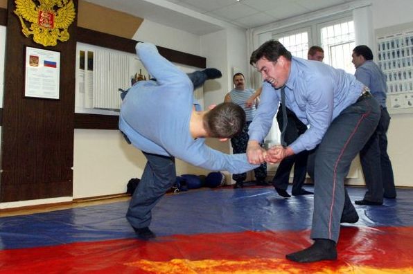 Zneškodnit útočníka. Ruští policisté trénují sebeobranu.