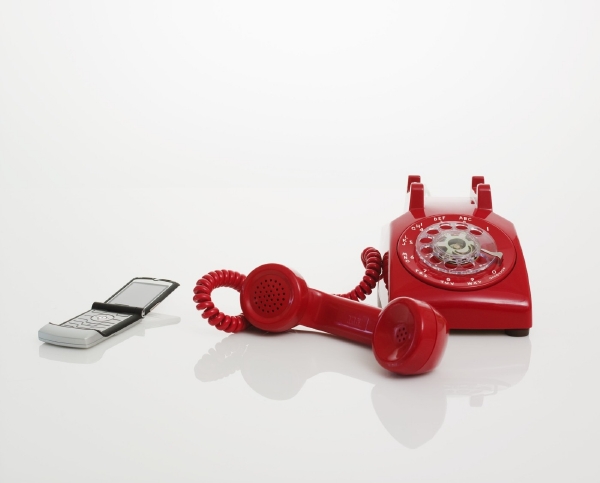 Pevných linek ubývá, lidé k telefonování využívají mnohem častěji mobily (ilustrační foto).