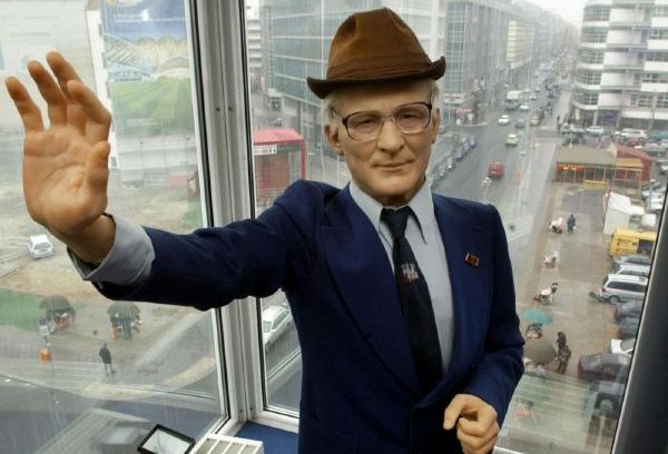Honecker jako vosková figurína v muzeu na Checkpointu Charlie v Berlíně. 