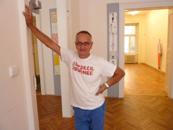 Malíř Jiří Votruba v Galerii 1. patro. 
