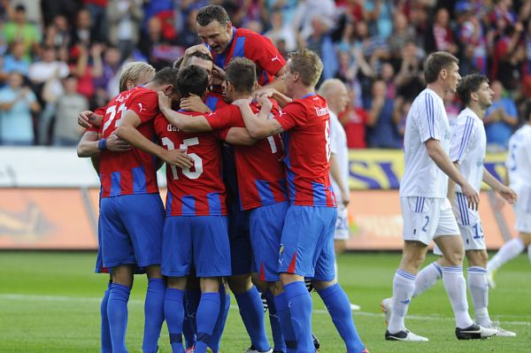 Fotbalisté Plzně slaví jeden z pěti gólů.