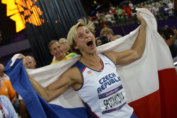 Barbora Špotáková se raduje z obhajoby olympijského zlata.