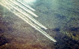 Američané rozprašují Agent Orange nad severním Vietnamem.