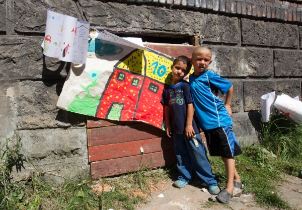 Mezi lidmi, kteří odmítají ghetto opustit, jsou i děti.