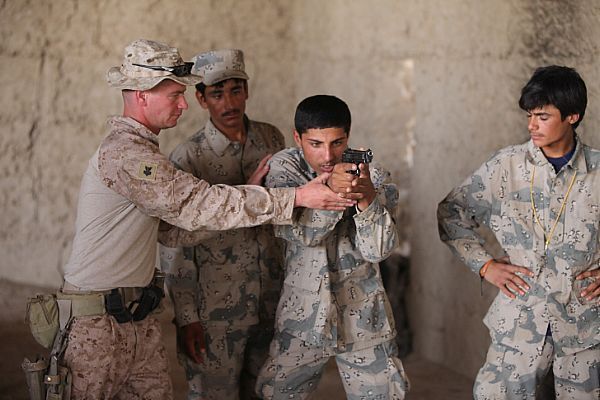 Naučí je střílet a poté ho jeho svěřenci zabijí. Americký voják při výcviku příslušníků afghánské armády. 