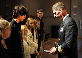 Admirál Mark Handley předává medaili rodině Raymonda Bordera, kterého zabila improvizovaná bomba v Afghánistánu.