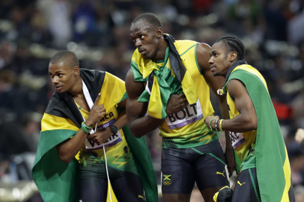 Bolt (uprostřed) a jeho jamajská parta.