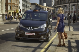 Nissan NV200 v roli taxíku.
