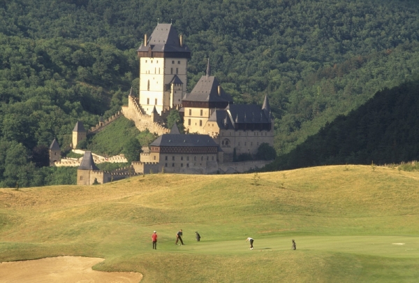 Golf lze hrát v Česku i v příjemném prostředí pod Karlštejnem.