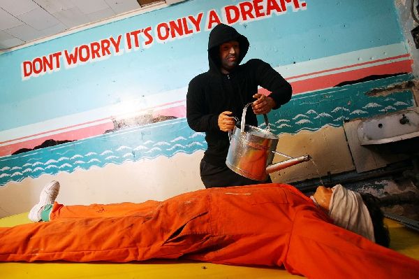 Aktivisté předvádějí waterboarding.