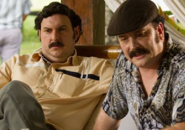Pablo Escobar (vlevo) v telenovele televize Caracol.