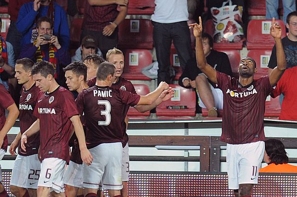 Fotbalisté Sparty slaví gól do sítě Admiry ve třetím předkole Ligy mistrů.