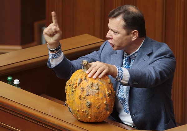 Onehdy donesl Ljaško do sněmovny dýni, živou krávu už mu zatrhli.
