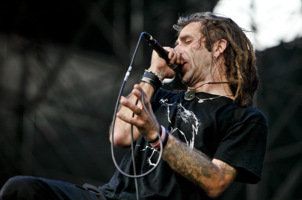 Zpěvák Randy Blythe.