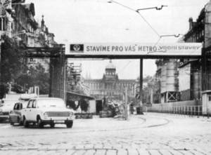 Budování vestibulů na Václavském náměstí. Všechny inženýrské sítě musely jít dočasně nad zemí.