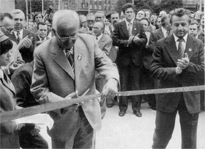 Je 12. srpna 1978 a někdejší socialistický prezident Gustáv Husák přestřihává pásku. Trasa A metra v Praze je zprovozněna.