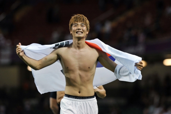 Korejský fotbalista slaví zisk bronzových medailí.