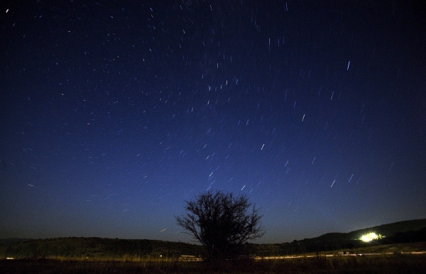 Na sedmdesát meteorů během hodiny vyletí v neděli před půlnocí ze souhvězdí Persea (ilustrační foto). Na sedmdesát meteorů během hodiny vyletí v neděli před půlnocí ze souhvězdí Persea (ilustrační foto).