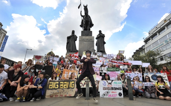 Taneční flashmob milovníků korejského popu odstartoval 12. srpna v horní části Václavského náměstí v Praze mezinárodní taneční a pěveckou soutěž v korejské popové moderní hudbě s názvem K-Pop.