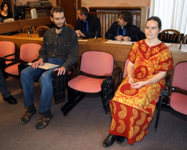Manželé Martin K. a Hana K. u soudu, kde stanuli kvůli zanedbávání péče o své děti. Manželé Martin K. a Hana K. u soudu, kde stanuli kvůli zanedbávání péče o své děti.