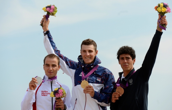 Jaroslav Kulhavý (uprostřed) na stupních vítězů.