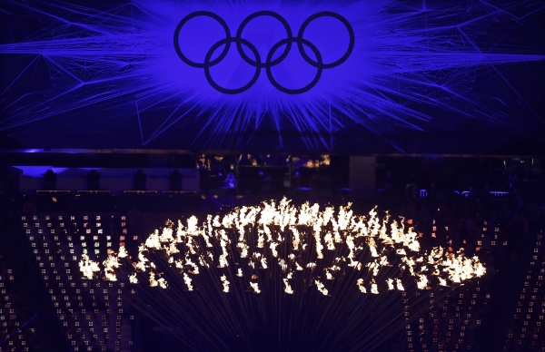Ozářené olympijské kruhy slavnostně ukončily olympiádu v Londýně.