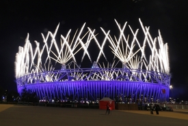 Pohled na stadion během závěrečného ceremoniálu.