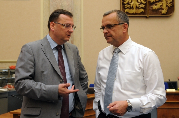 Ministra Kalouska (vpravo) čeká debata o rozpočtu, premiér Nečas (vlevo) zase chce přivítat české olympioniky.