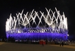 Celkový pohled na stadion během závěrečného ceremoniálu.