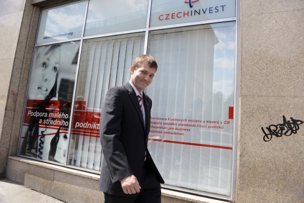 Ředitel státní agentury CzechInvest Miroslav Křížek před sídlem společnosti ve Štěpánské ulici v Praze. Ředitel státní agentury CzechInvest Miroslav Křížek před sídlem společnosti ve Štěpánské ulici v Praze.