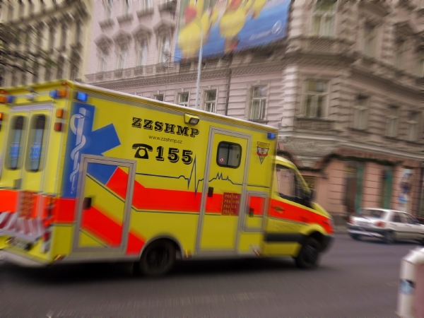 Čtyři mladí lidé nepřežili autonehodu, jedna dívka je v kritickém stavu.