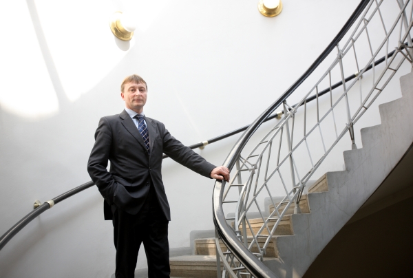 Ředitel NG Vladimír Rösel ale v tisku uvedl, že galerie má seznam děl, o která by mohli restituenti požádat. 
