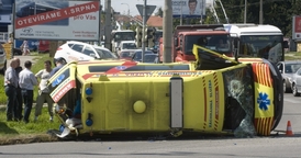 Na křižovatce Husovy třídy a ulice Na Dlouhé louce v Českých Budějovicích se srazila sanitka s automobilem Fiat Scudo. Při havárii se zranili čtyři lidé.