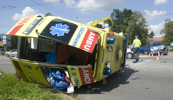 Sanitka se srazila s osobním autem, čtyři lidé jsou raněni.