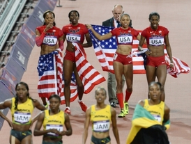 Vítězná americká štafeta na 4x400 m.
