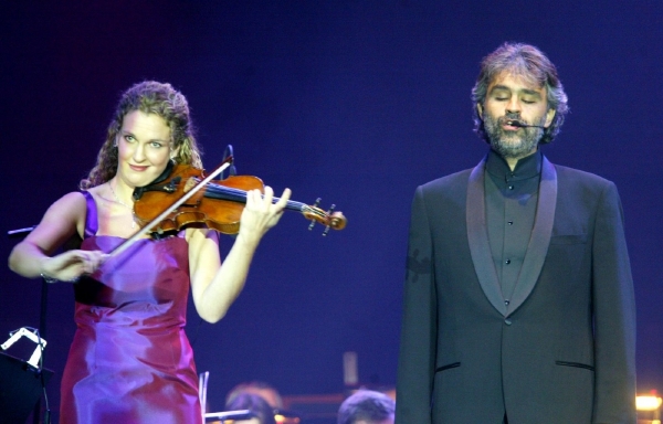 Andrea Bocelli a houslistka Ruth Rogersová při koncertě v Praze, T-Mobile Arena v roce 2003. Andrea Bocelli a houslistka Ruth Rogersová při koncertě v Praze, T-Mobile Arena v roce 2003.