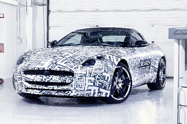 Zatím ještě maskovaná podoba Jaguaru F-Type.