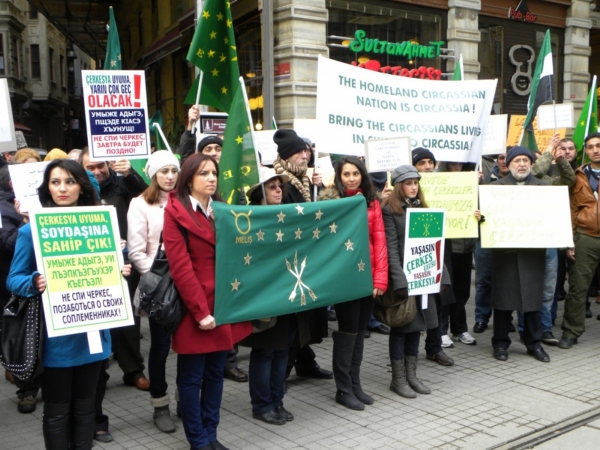 Demonstrace Čerkesů v Istanbulu za právo na návrat krajanů do kavkazské domoviny.