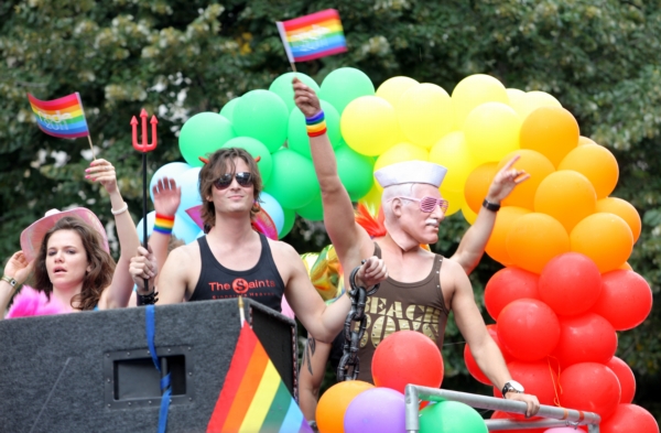 Účastníci festivalu Prague Pride, jeden vtipně s maskou prezidenta Václava Klause.
