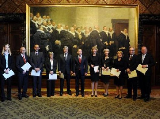 Hamburský starosta Olaf Scholz (uprostřed) se senátorkami a senátory. 