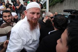 Demonstrace radikálních salafistů v Hamburku. 