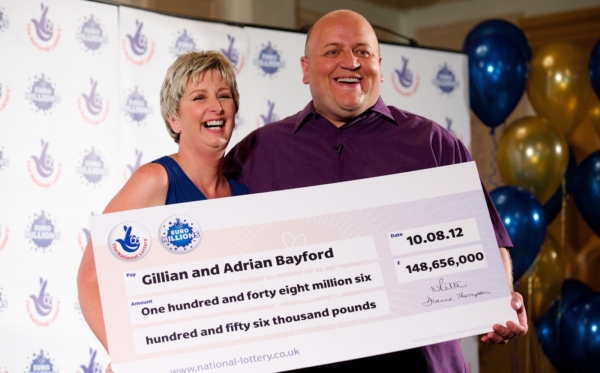 Manželé Gillian a Adrian Bayfordovi se šekem.