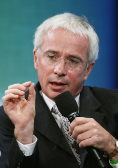 Šéf banky Peter Sands.