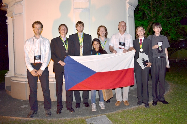 Úspěšný český tým: zleva Jan Kožuško (doprovod), Filip Murár, Lukáš Timko, Silvia Teixeira (průvodkyně), Stanislav Fořt, Tomáš Gráf (doprovod), Jakub Vošmera a Martin Raszyk.