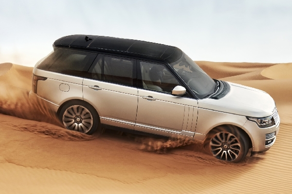 Range Rover a jeho proslulé kousky v terénu. Umí je i čtvrtá generace.