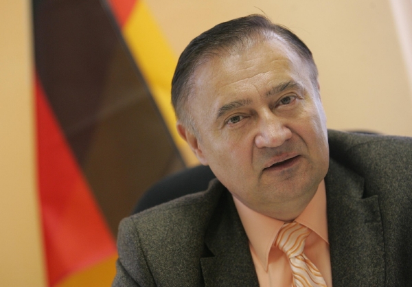 Senátor Dryml je proti návrhu církevních restitucí. U řečnického pultu mluvil přes půl hodiny. Senátor Dryml je proti návrhu církevních restitucí. U řečnického pultu mluvil přes půl hodiny.