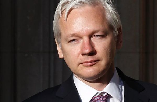 Assange má azyl. Ale jak se dostane z obkličené ambasády? 