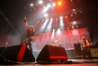 Koncert fanoušky nadchnul. Dave Grohl zpívá u mikrofonu, vpravo hraje Taylor Hawkins.